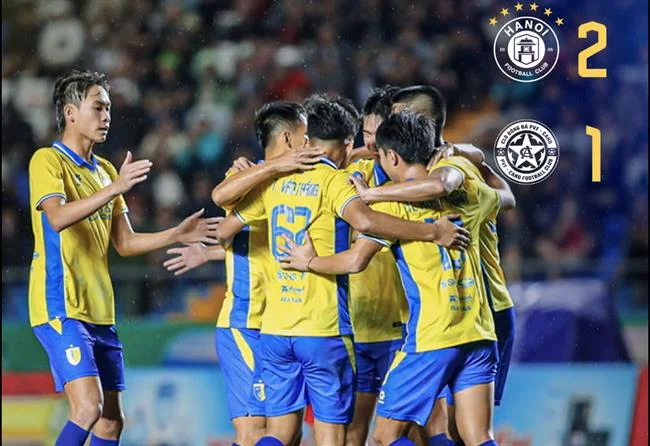 Hình ảnh sân vận động với màn hình hiển thị tỷ lệ cược, minh họa chiến lược cá cược thể thao tại dagac3 casino